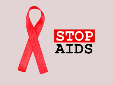 Kırmızı AIDS kurdelesi açık arkaplanda