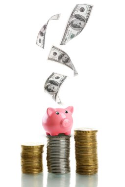 Kumbara ayakta beyaz izole sikke yığını üzerinde