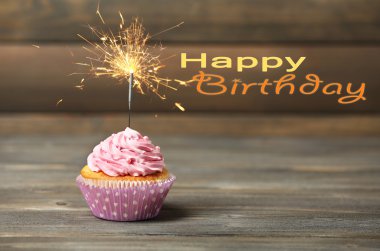 Cupcake maytap ahşap arka plan üzerinde tablo ile