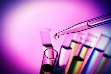 Pipet sıvı test tüpleri parlak arka plan üzerinde bir ekleme