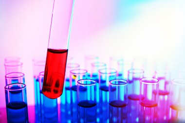 Tüp diğer tüpler, arka plan üzerinde kırmızı sıvı ile dolu yakın çekim