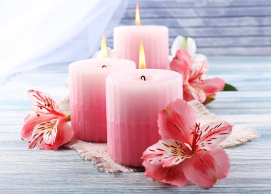 ahşap zemin üzerine çiçekli güzel mumlar