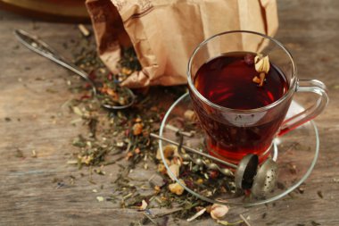 Ahşap masa üzerinde bitki çayı ile güzel vintage kompozisyon