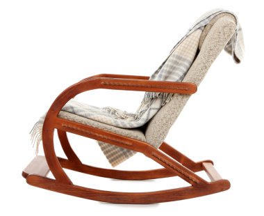 Modern sallanan sandalye üzerinde beyaz izole halı ile