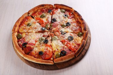 Yönetim Kurulu ve renk ahşap masa arka plan üzerinde peynirli pizza