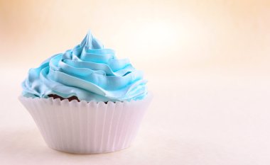 Bej renkli arka plan üzerinde lezzetli kek