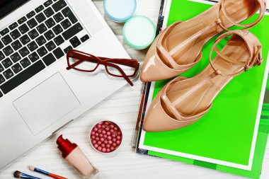 Moda blogger kavramı. Natürmort moda yaratıcı alanı