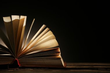 Koyu arka plan ışığı ile açık kitap