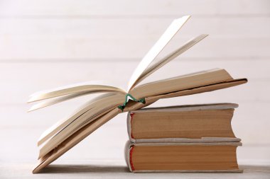 Renk ahşap plakalar arka plan üzerinde kitap yığını