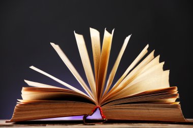 Koyu renkli arka plan üzerinde açık kitap