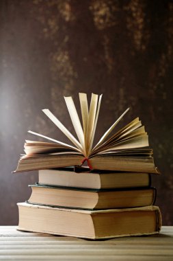 Koyu arka plan ışığı ile kitapları