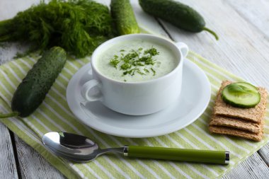 Kabın içinde salatalık çorbası