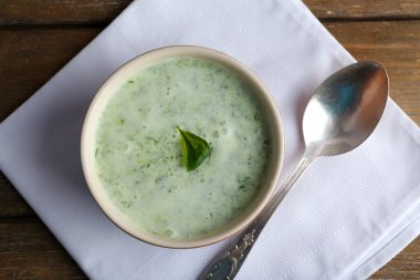 Kabın içinde salatalık çorbası