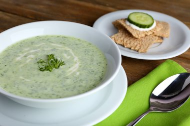 Kabın içinde salatalık çorbası