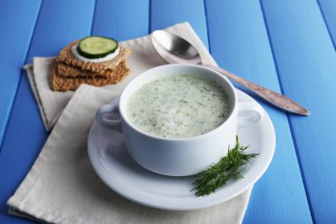 Kabın içinde salatalık çorbası