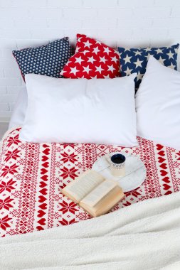 Kitap ve çay üzerinde yatak yakın çekim