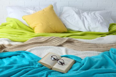 Kitap ve yatak yakın çekim gözlük