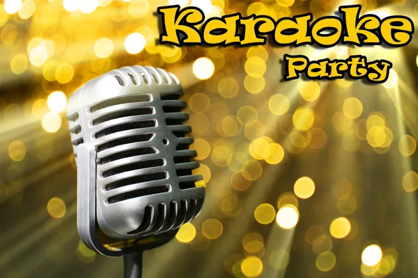 Zilveren retro microfoon op gouden feestelijke achtergrond, Karaoke partij concept — Stockfoto