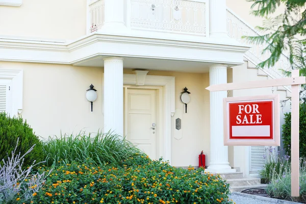 Αρχική Πωλείται Real Estate Sign in Front of New House — Φωτογραφία Αρχείου