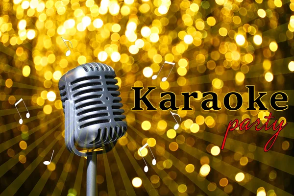 Microfone retro prata no fundo festivo dourado, conceito de festa de karaoke — Fotografia de Stock