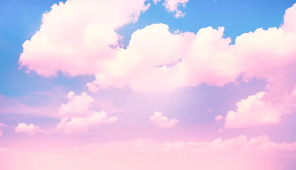 Céu azul fundo com nuvens rosa — Fotografia de Stock