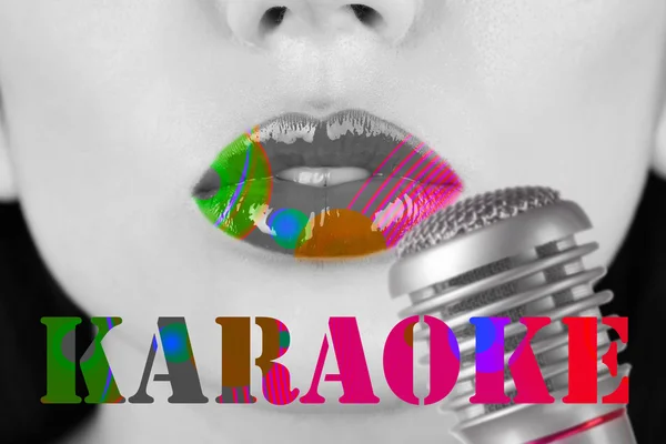 Kadın ve retro mikrofon, karaoke kavramı — Stok fotoğraf