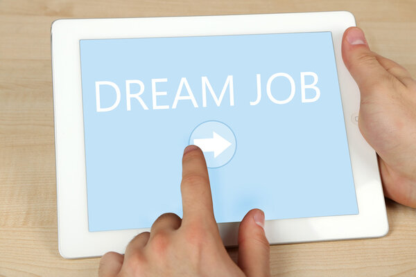 Руки с помощью планшетного ПК на деревянном фоне стола, Концепция поиска работы
