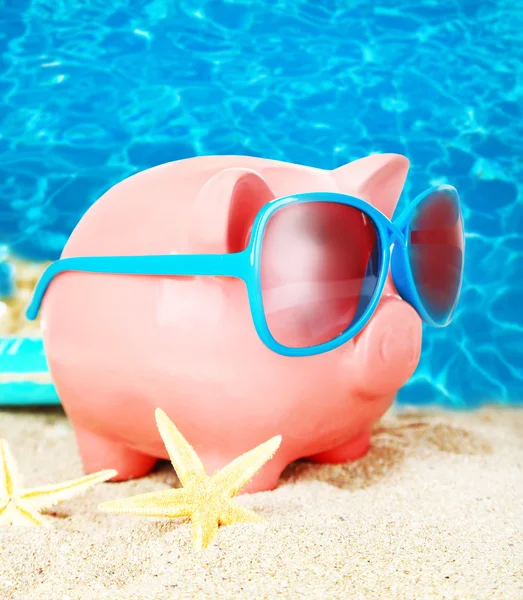 Piggy bank a strand hátteret — Stock Fotó