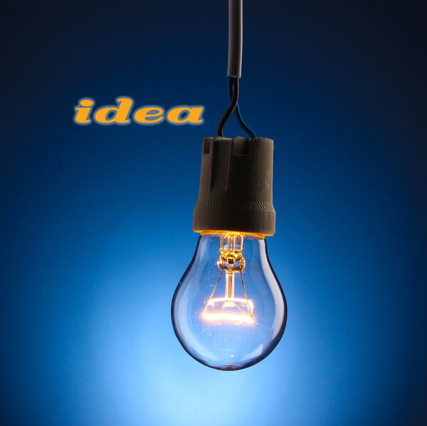 Лампочка на темном фоне