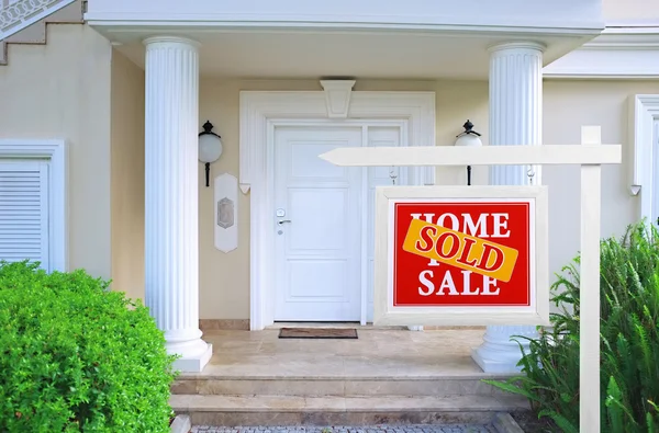 Verkauftes Haus zu verkaufen Immobilienschild vor neuem Haus — Stockfoto