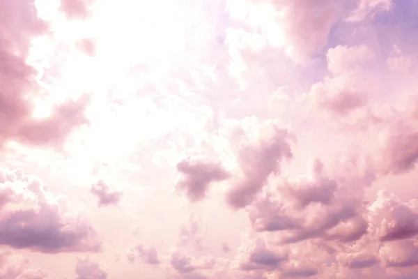 Fundo do céu rosa com nuvens — Fotografia de Stock