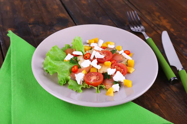 Salade de poisson frais avec légumes sur table en bois close-up — Photo
