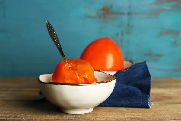 Dojrzałe słodkie persimmons, na drewnianym stole — Zdjęcie stockowe