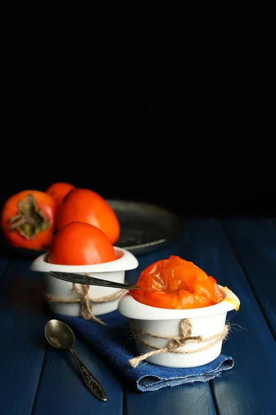 Rijpe zoete kaki, op houten tafel — Stockfoto