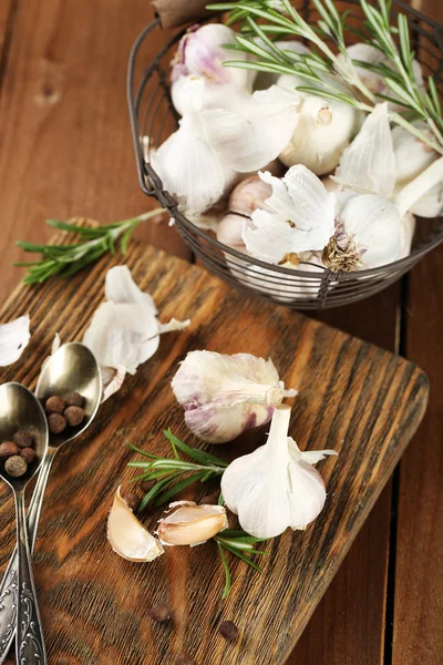 Syrový česnek a koření na dřevěný stůl — Stock fotografie