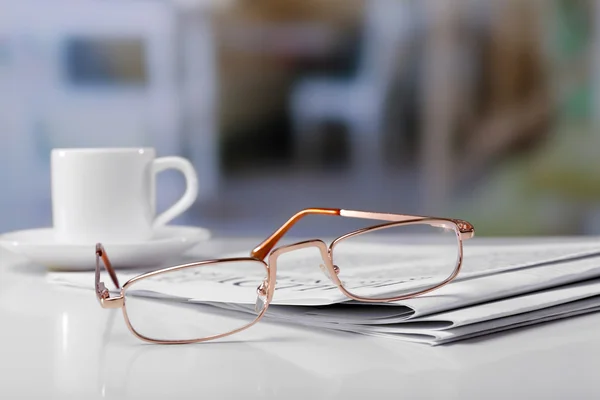 Glazen en kranten, close-up — Stockfoto