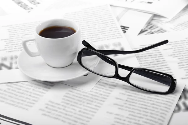 Glasses and newspapers, close-up — Stock Photo, Image