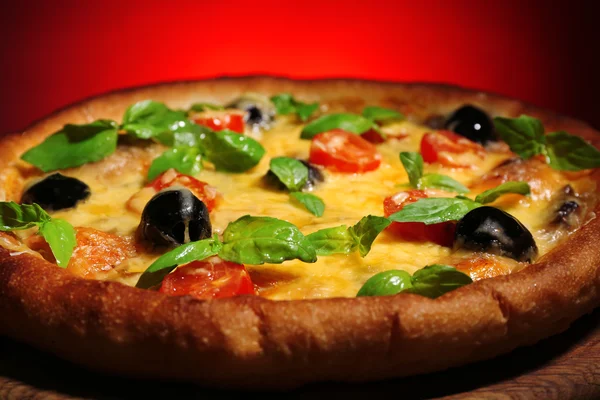 Ιταλική πίτσα στο σκάφος και σκούρο φόντο πολύχρωμο — Φωτογραφία Αρχείου
