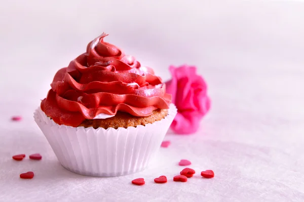 Delicioso cupcake na mesa close-up — Fotografia de Stock