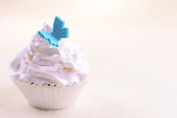 Läckra cupcake på beige bakgrund — Stockfoto