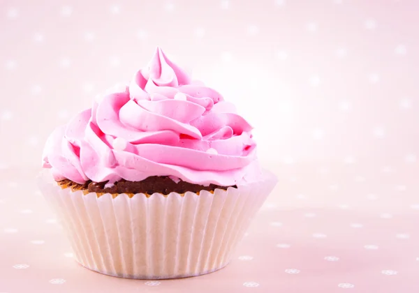 Delizioso cupcake su sfondo beige — Foto Stock