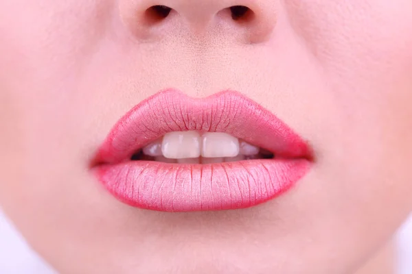 Aplicar lápiz labial en los labios, sobre fondo blanco — Foto de Stock