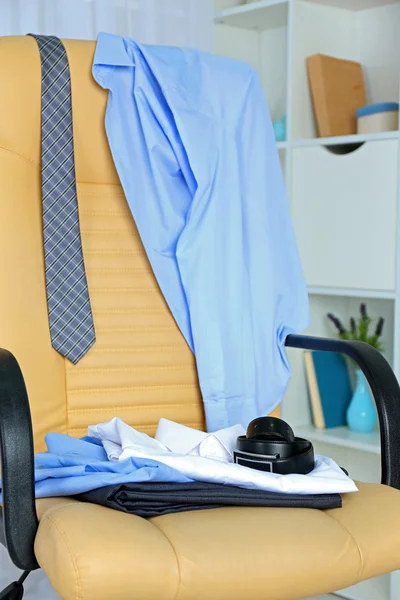 Mäns kläder på stol med gardin på bakgrund — Stockfoto