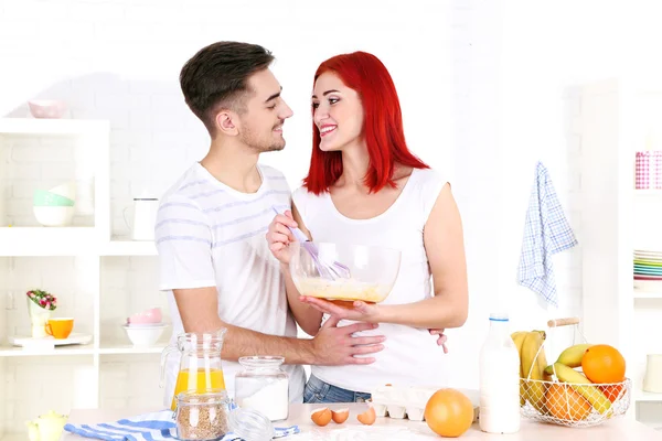 Mutlu çift mutfak pişirme hamur hazırlama