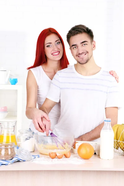 Casal feliz cozinhar na cozinha — Fotografia de Stock