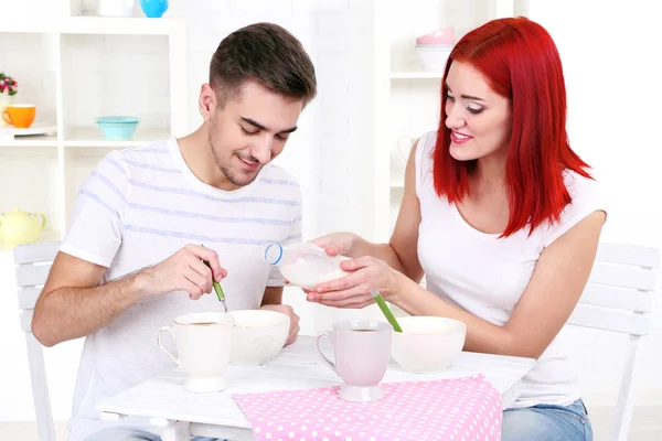 Pareja feliz desayuna en la cocina — Foto de Stock