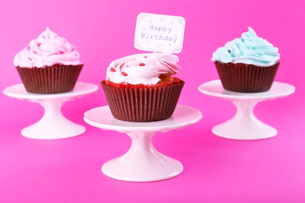 Leckere Cupcakes mit Beschriftung auf farbigem Hintergrund — Stockfoto
