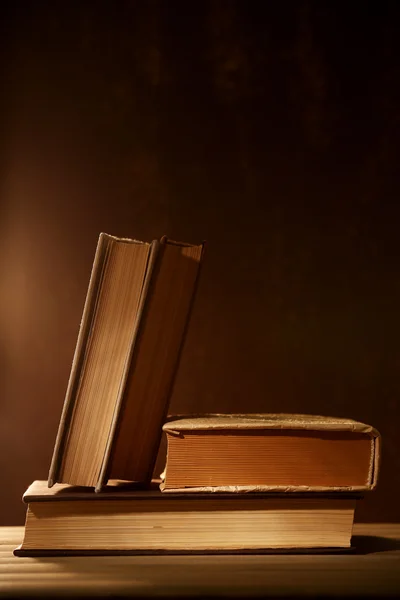 Libros con luz sobre fondo oscuro — Foto de Stock