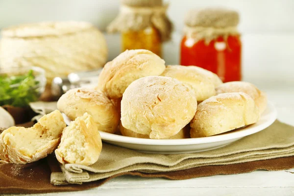 Bollos de pan frescos hechos en casa de masa de levadura con ajo fresco y eneldo, sobre fondo de madera —  Fotos de Stock