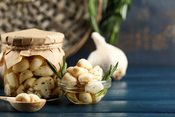 Canned garlic in glass jar — Stock Photo, Image